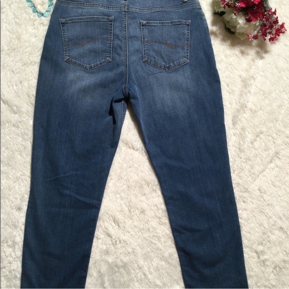 Lee | Modern Series | Sz 12 Distressed Med Rinse Cropped Jeans - Picture 12 of 15